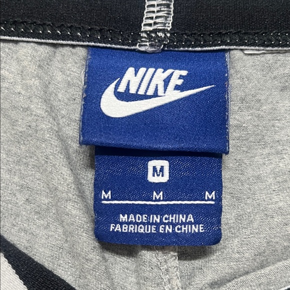 Nike Women’s Size Medium Gray Logo Tee and Leggings Set - Picture 7 of 10